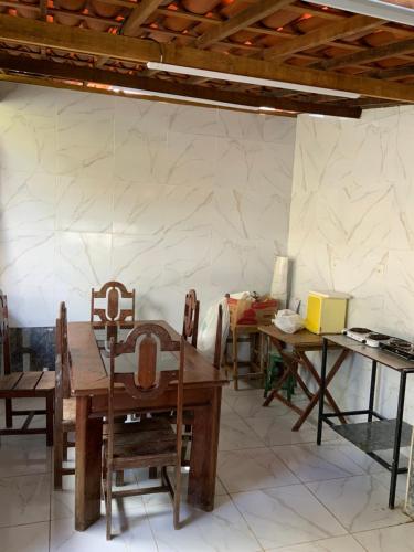 um quarto com uma mesa e cadeiras em HOSTEL DO PORTO em Porto de Galinhas