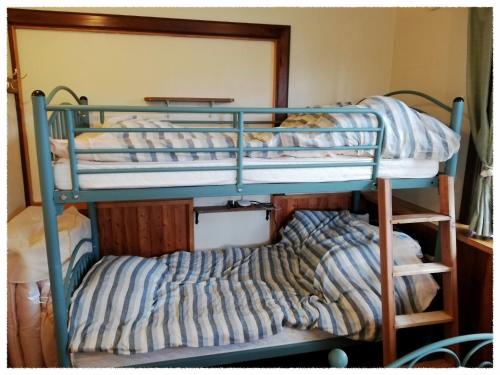 a couple of bunk beds in a room at Eniwa - House / Vacation STAY 5059 in Eniwa