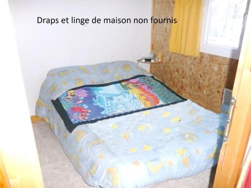 - un petit lit dans une chambre avec un cadre de lit dans l'établissement Chalet jolie vue montagne Air vivifiant, à Saint-Léger-les-Mélèzes