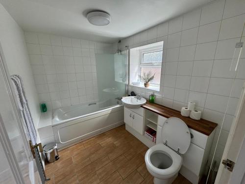 A bathroom at Cumberland House-2 Bed House