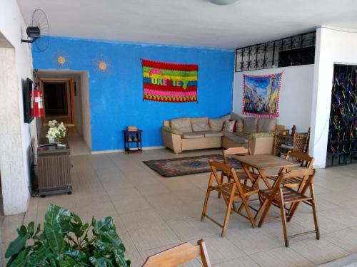 een woonkamer met een bank en een tafel en stoelen bij Histórico Hotel in Salvador