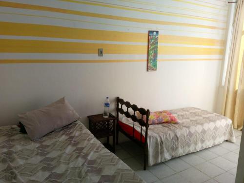 Histórico Hotel في سلفادور: غرفة نوم بسرير وطاولة جانبية مع مخدة
