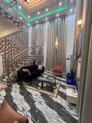Ruang duduk di Mr Nti’s Lodging house
