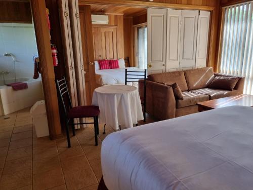 ラヴデールにあるHill Top Country Guest Houseのベッドルーム1室(ベッド1台、ソファ、テーブル付)