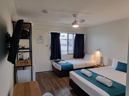 Postel nebo postele na pokoji v ubytování Bargara Beach Hotel