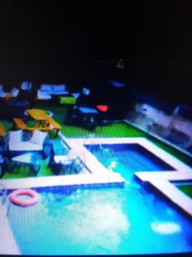 - une piscine avec une voiture à jouets et un parasol dans l'établissement Villa toscana luxe hotel port Harcourt, à Port Harcourt