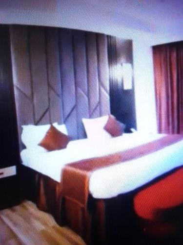 Dos camas en una habitación de hotel con dos en Villa toscana luxe hotel port Harcourt, en Port Harcourt