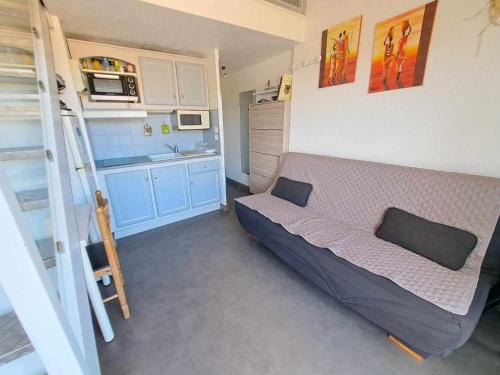 Cette petite chambre comprend un lit et une cuisine. dans l'établissement Studio climatisé avec terrasse et parking privé à Marseillan Plage pour 4 personnes - FR-1-326-817, à Marseillan