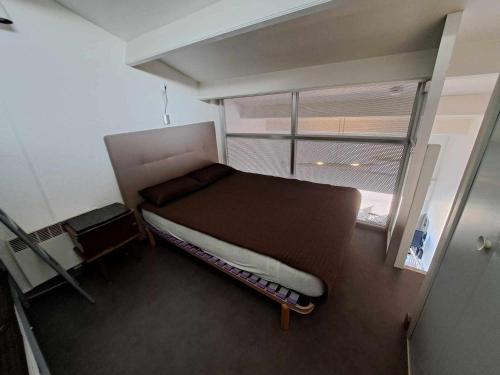 - une petite chambre avec un grand lit dans l'établissement Studio climatisé avec terrasse et parking privé à Marseillan Plage pour 4 personnes - FR-1-326-817, à Marseillan