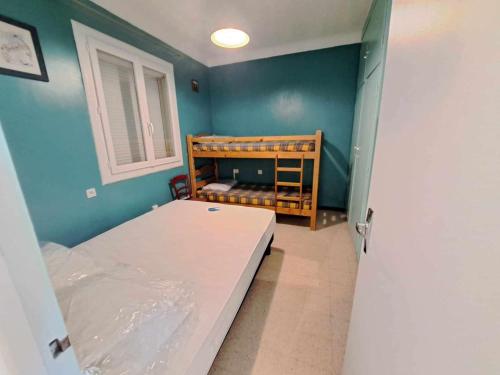 une petite chambre avec un lit et une chambre avec une autre chambre dans l'établissement Charmant T2 en RDC, 2 pas de la plage, terrasse, parking privé, tout équipé! - FR-1-326-811, à Marseillan