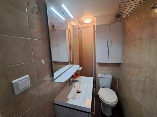 une petite salle de bain avec toilettes et lavabo dans l'établissement Studio climatisé avec terrasse et parking privé à Marseillan Plage pour 4 personnes - FR-1-326-817, à Marseillan