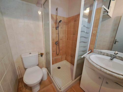 une salle de bain avec toilettes, douche et lavabo dans l'établissement Charmant T2 en RDC, 2 pas de la plage, terrasse, parking privé, tout équipé! - FR-1-326-811, à Marseillan