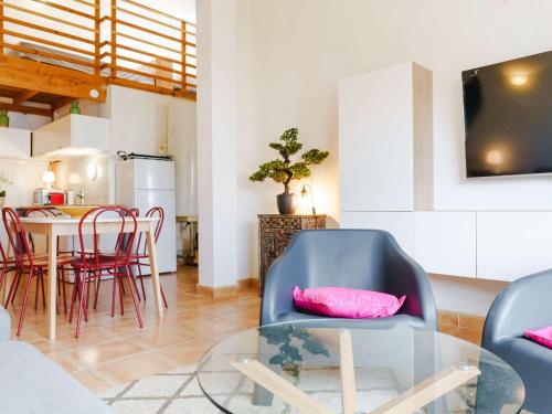 un salon avec une table en verre et des chaises dans l'établissement T2 Mezzanine Climatisé Rénové - Plage des Chalets, Gruissan - 6 Pers, Parking, WiFi Option - FR-1-409-174, à Gruissan