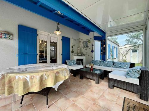 Cette chambre comprend un lit, un canapé et une table. dans l'établissement Maison calme proche de la plage avec jardin et stationnement, 3 chambres, Saint-Georges-d'Oléron - FR-1-246A-302, à Saint-Georges-dʼOléron