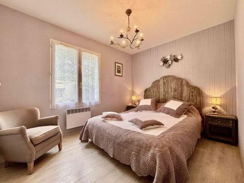 une chambre avec un grand lit et une chaise dans l'établissement Maison calme proche de la plage avec jardin et stationnement, 3 chambres, Saint-Georges-d'Oléron - FR-1-246A-302, à Saint-Georges-dʼOléron