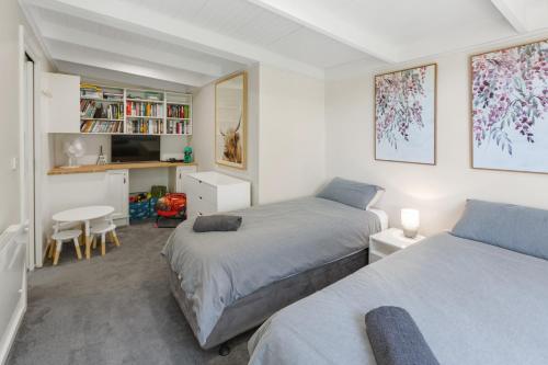 Ένα ή περισσότερα κρεβάτια σε δωμάτιο στο Honey Bee Lodge at Goughs Bay