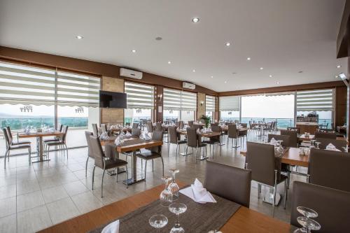 Ein Restaurant oder anderes Speiselokal in der Unterkunft Hattusa Vacation Thermal Club Erzin 