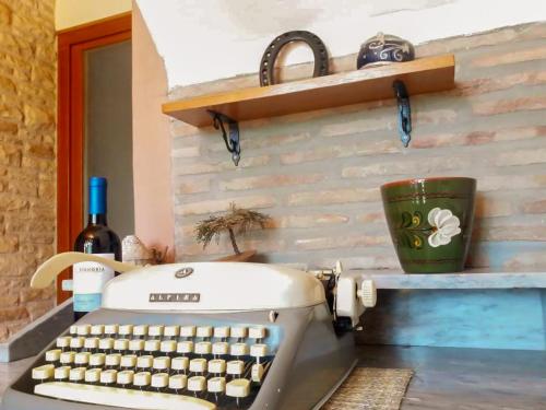 eine Schreibmaschine auf einer Theke mit einer Flasche Wein in der Unterkunft Holiday house St. Marina in Pula