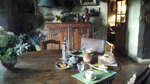 une table en bois avec une assiette de nourriture dessus dans l'établissement Hôte Sainte Marie, à Ouchamps