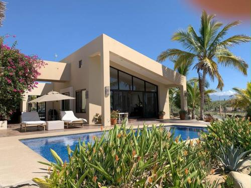 una villa con piscina e una casa di Todas Las Familias, Baja Dream House a Todos los Santos