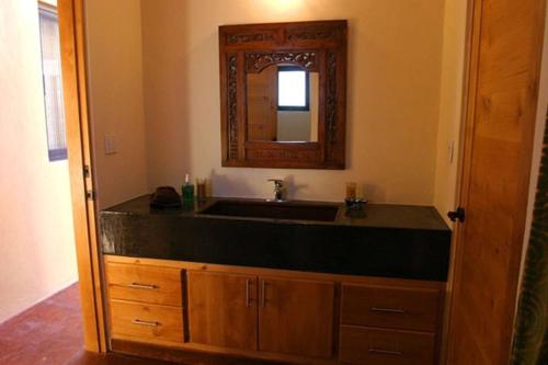 un bagno con lavandino e specchio di Todas Las Familias, Baja Dream House a Todos los Santos