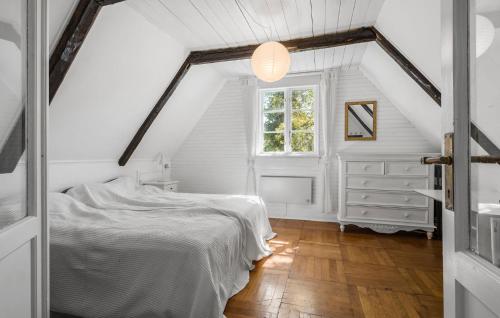um quarto branco com uma cama e uma janela em 3 Bedroom Amazing Home In Vig em Vig