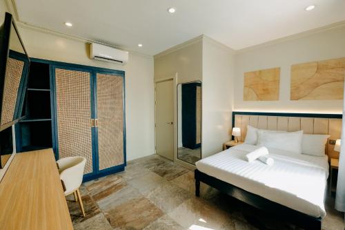 a bedroom with a bed and a desk and a table at Bellissimo Minolos in Barili