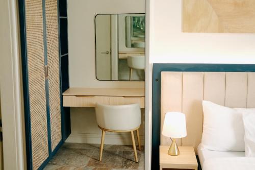 a bedroom with a bed and a mirror and a chair at Bellissimo Minolos in Barili