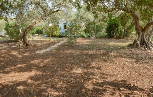 Un camino en un parque con árboles y una casa. en Beautiful Home In Cinisi With Wifi, en Cinisi