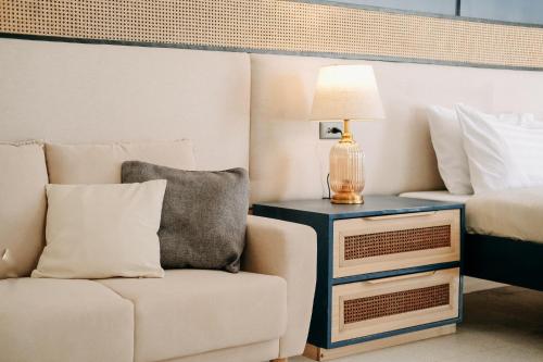 a living room with a couch and a bed at Bellissimo Minolos in Barili