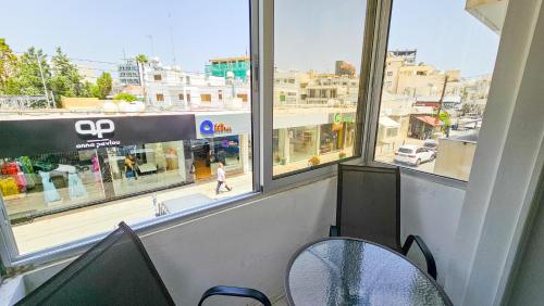 Φωτογραφία από το άλμπουμ του Cheer Up City Apartment, Near to the Finikoudes Beach στη Λάρνακα