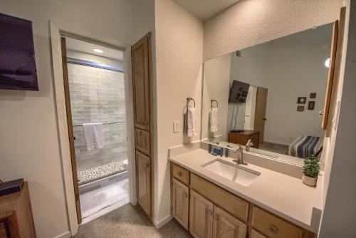 łazienka z umywalką i dużym lustrem w obiekcie Condo de Comal CW C101 w mieście New Braunfels