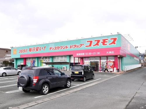 two cars parked in a parking lot in front of a store at Vessel Hotel Kumamoto Airport in Ozu