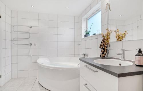 La salle de bains blanche est pourvue d'un lavabo et de toilettes. dans l'établissement Stunning Home In Brkop With House Sea View, à Børkop