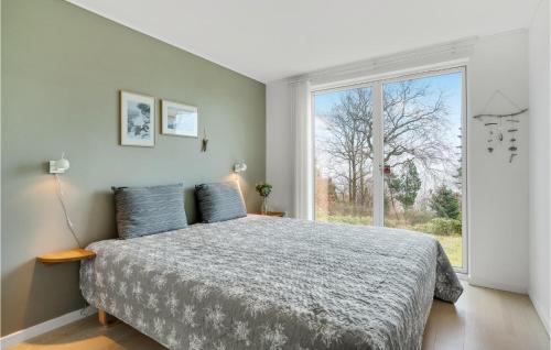 - une chambre avec un lit et une grande fenêtre dans l'établissement Stunning Home In Brkop With House Sea View, à Børkop
