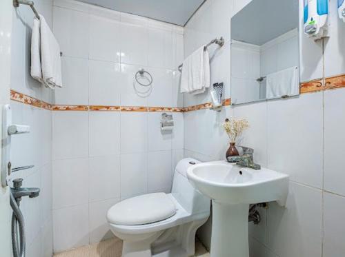 uma casa de banho branca com um WC e um lavatório em Hanoi Rose Flower Hotel & Spa em Hanói