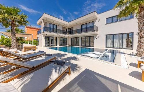 Luxurious Home In Kastel Stari With Sauna