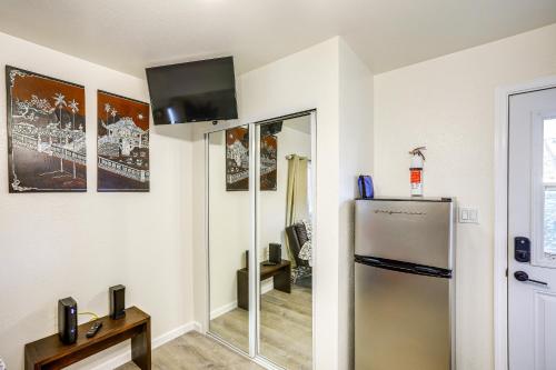 Oceano Studio with Patio and Fire Pit Near Beaches!にあるキッチンまたは簡易キッチン