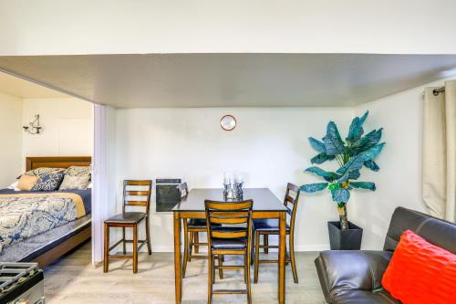 オセアノにあるOceano Studio with Patio and Fire Pit Near Beaches!のテーブル、椅子、ベッドが備わる客室です。