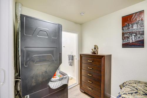 オセアノにあるOceano Studio with Patio and Fire Pit Near Beaches!のドレッサーの隣にステンレス製の冷蔵庫があるキッチン
