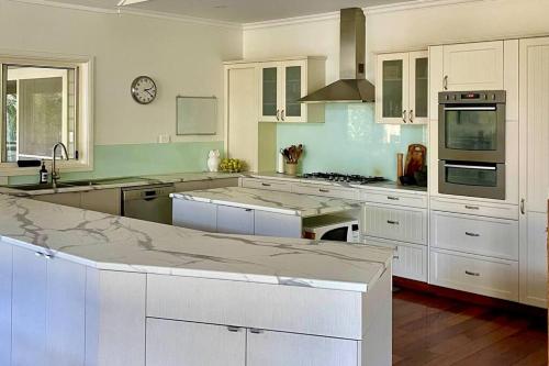 Una cocina o cocineta en Yanada
