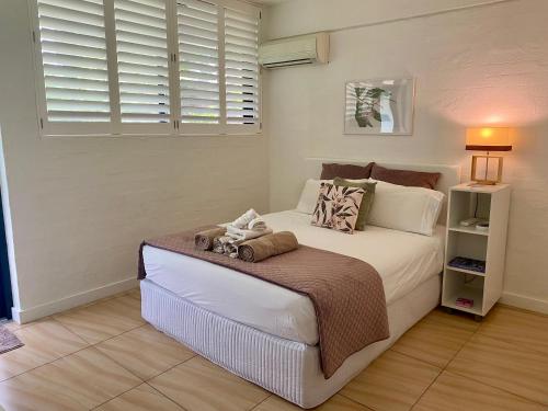 1 dormitorio con cama y ventana en Bayona 1 Little Cove en Noosa Heads