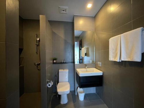 une salle de bain avec toilettes et lavabo dans l'établissement Utopia Naiharn by Fred&Com Phuket, à Rawai Beach