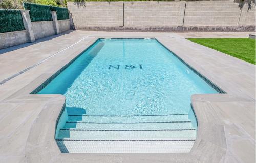 una piscina con scale in una casa di Pet Friendly Home In Cabra Del Camp ad Aiguamurcia