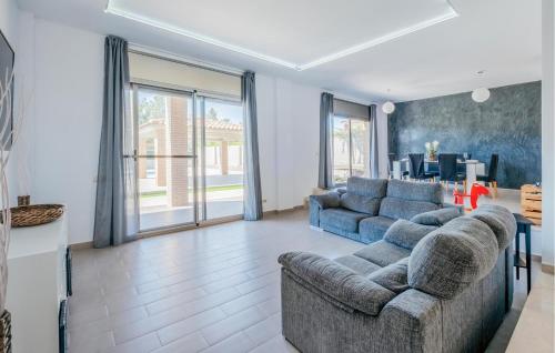 un soggiorno con 2 divani e una sala da pranzo di Pet Friendly Home In Cabra Del Camp ad Aiguamurcia