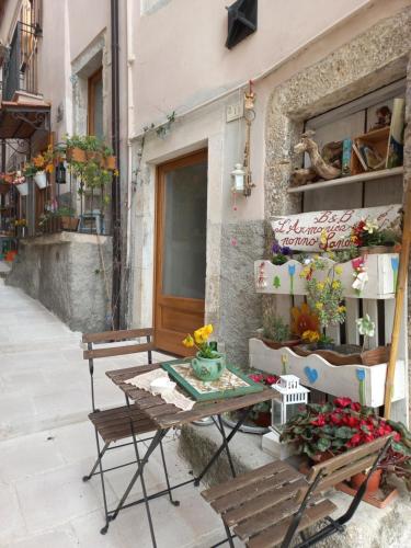 a table and chairs in front of a building at L'armonica di nonnoSandro in Corfinio