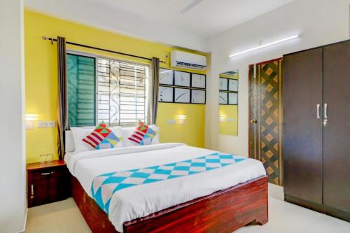 ein Schlafzimmer mit einem großen Bett und einem Fenster in der Unterkunft Hotel Luxurious Stay Inn Kolkata - Excellent Service Recommended & Couple Friendly in kolkata