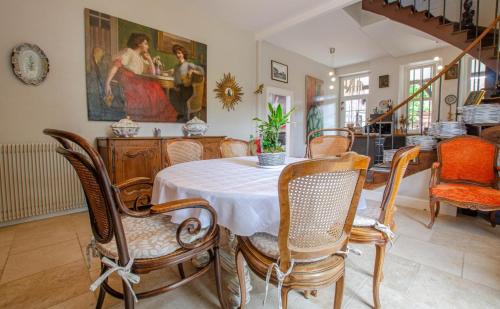 une salle à manger avec une table et des chaises dans l'établissement La demeure des ducs des luxembourg, à Piney