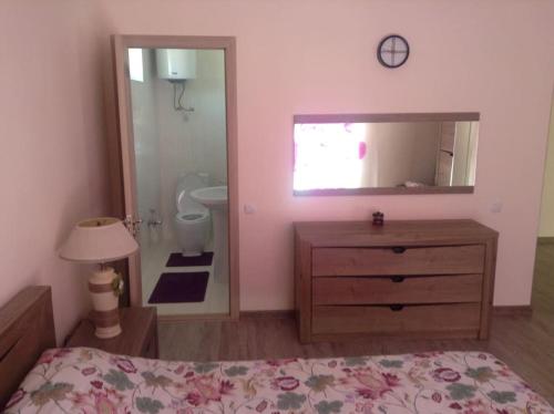 Ένα μπάνιο στο Raduga West Cott 23a