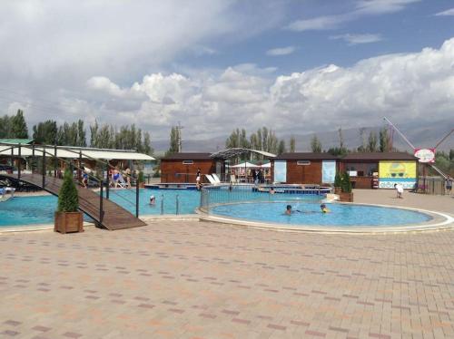 Πισίνα στο ή κοντά στο Raduga West Cott 23a